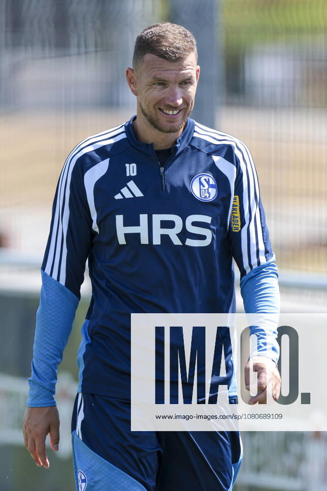 Fussball, Training des FC Schalke 04. Edin Dzeko (FC Schalke 04). Gelsenkirchen Trainingsgelände FC Schalke 04 NRW Deutschland xRHR-FOTO YYx
