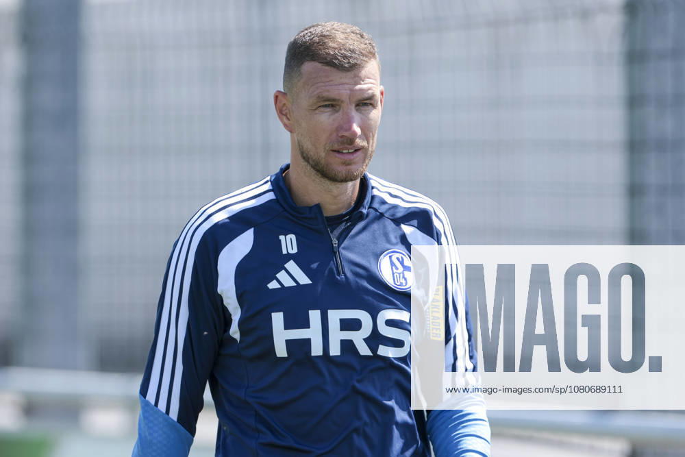Fussball, Training des FC Schalke 04. Edin Dzeko (FC Schalke 04). Gelsenkirchen Trainingsgelände FC Schalke 04 NRW Deutschland xRHR-FOTO YYx