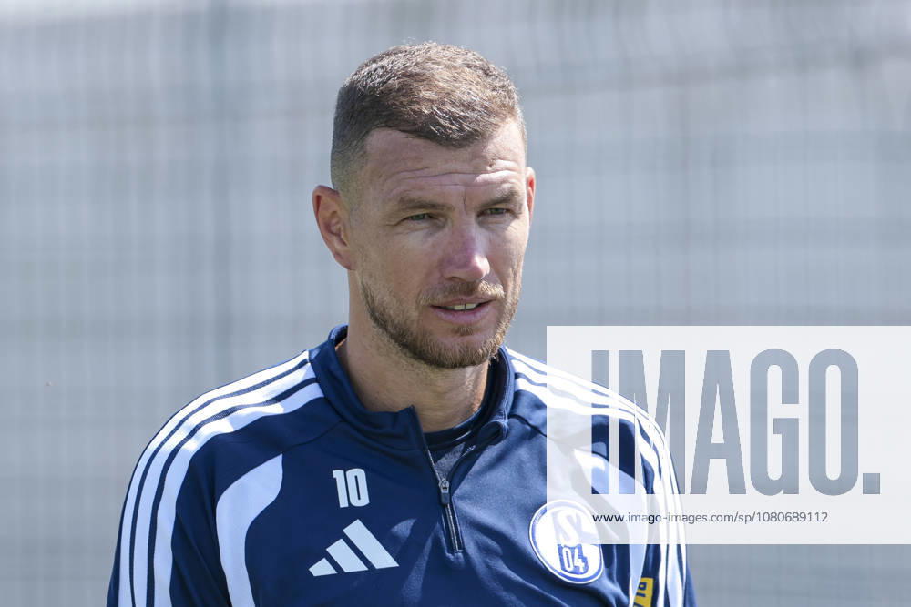Fussball, Training des FC Schalke 04. Edin Dzeko (FC Schalke 04). Gelsenkirchen Trainingsgelände FC Schalke 04 NRW Deutschland xRHR-FOTO YYx
