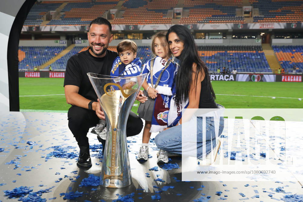 Supertaça Portugal Estadio Cidade de Coimbra, August 01, 2026, Coimbra v.l. The FC Porto team celebrates the 2026 Portuguese Super Cup, Coach Francesco Farioli (FC Porto) Coimbra Estádio Cidade de Coimbra Coimbra Portugal