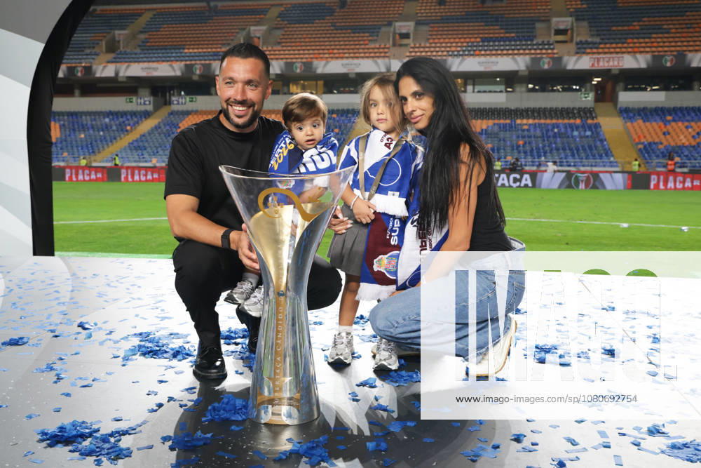 Supertaça Portugal Estadio Cidade de Coimbra, August 01, 2026, Coimbra v.l. The FC Porto team celebrates the 2026 Portuguese Super Cup, Coach Francesco Farioli (FC Porto) Coimbra Estádio Cidade de Coimbra Coimbra Portugal