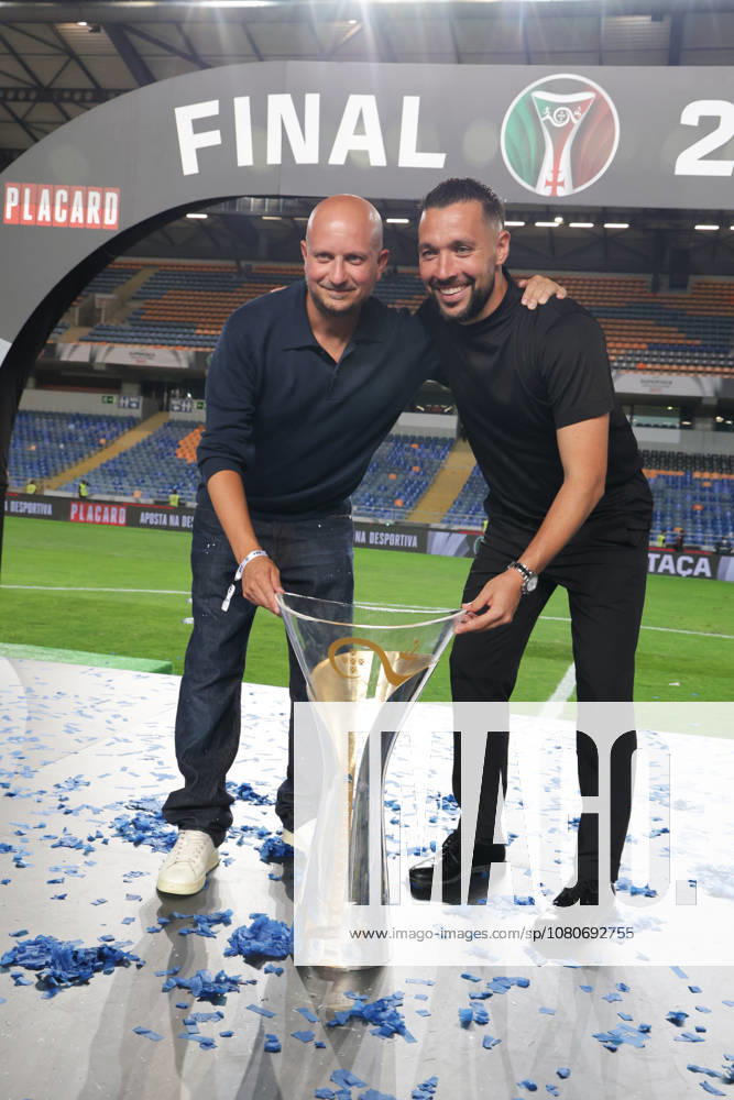 Supertaça Portugal Estadio Cidade de Coimbra, August 01, 2026, Coimbra v.l. The FC Porto team celebrates the 2026 Portuguese Super Cup, Coach Francesco Farioli (FC Porto) Coimbra Estádio Cidade de Coimbra Coimbra Portugal