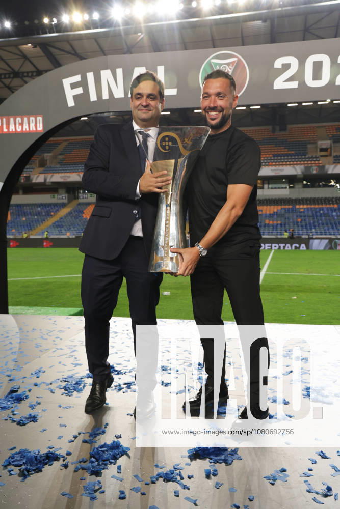 Supertaça Portugal Estadio Cidade de Coimbra, August 01, 2026, Coimbra v.l. The FC Porto team celebrates the 2026 Portuguese Super Cup, Coach Francesco Farioli (FC Porto) Coimbra Estádio Cidade de Coimbra Coimbra Portugal