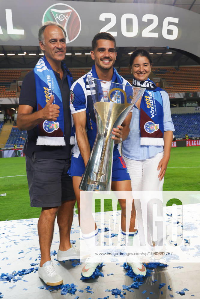 Supertaça Portugal Estadio Cidade de Coimbra, August 01, 2026, Coimbra v.l. The FC Porto team celebrates the 2026 Portuguese Super Cup, Andre Silva (FC Porto) Coimbra Estádio Cidade de Coimbra Coimbra Portugal