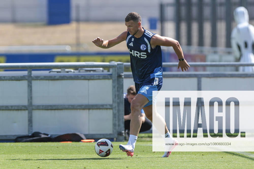Fussball, Training des FC Schalke 04. Edin Dzeko (FC Schalke 04) trainiert individuell mit dem Ball. Gelsenkirchen Trainingsgelände FC Schalke 04 NRW Deutschland xRHR-FOTO YYx