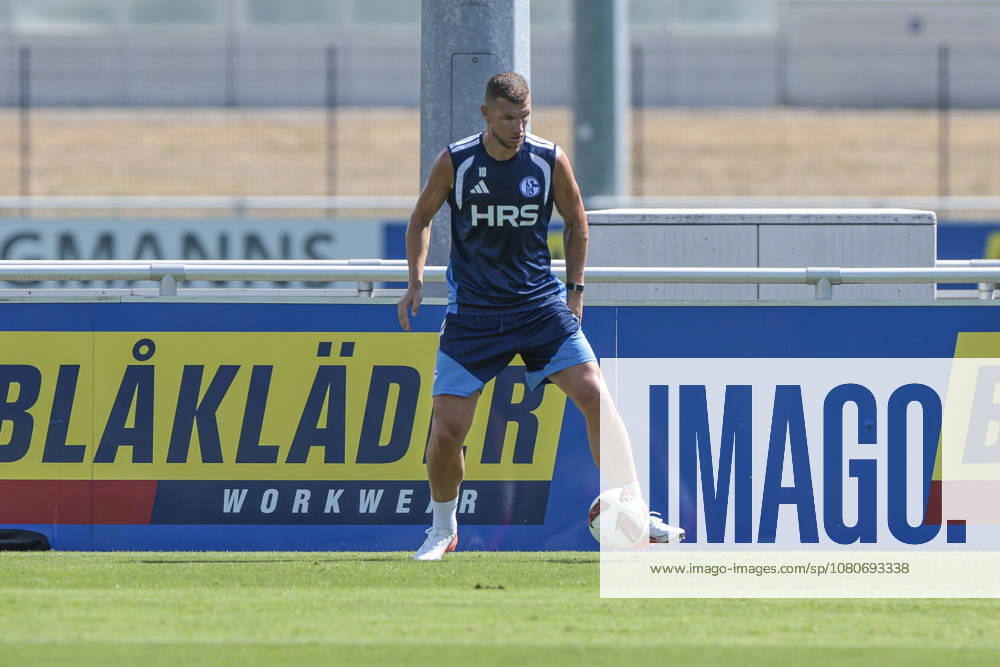Fussball, Training des FC Schalke 04. Edin Dzeko (FC Schalke 04) trainiert individuell. Gelsenkirchen Trainingsgelände FC Schalke 04 NRW Deutschland xRHR-FOTO YYx