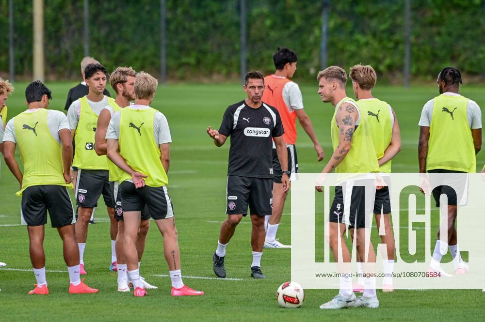 Trainer Marcel Rapp spricht zur Mannschaft ( Pauli ) Deutschland , Hamburg , Trainingsgelände an der Kollaustrasse , Fussball , 2. Bundesliga , FC St Pauli