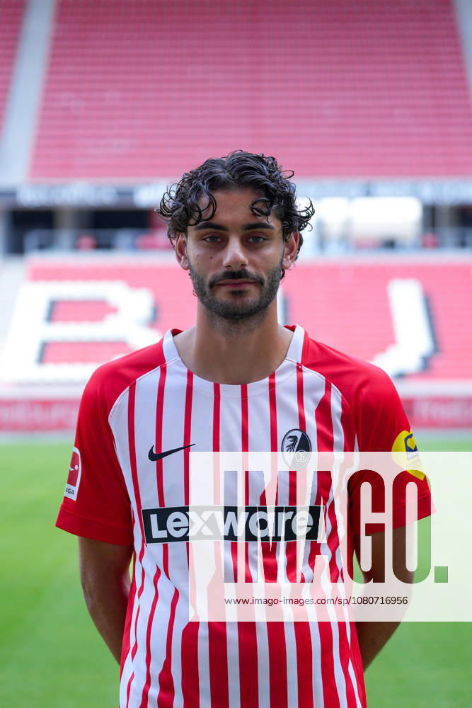 Eren Sami Dinkci (SC Freiburg, 18); SC Freiburg; 1.BL, Bundesliga, Porträttermin 2026 2027 Freiburg Europa-Park Stadion Baden-Wuerttemberg Deutschland