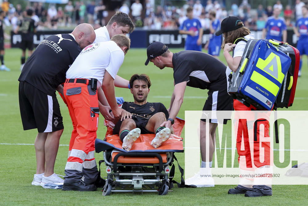 Jens Castrop (Borussia Moenchengladbach) liegt verletzt auf einer Trage und wird anschliessend in ein Krankenhaus gebracht waehrend des Freundschaftsspiels zwischen dem FC Rottach-Egern und Borussia Moenchengladbach, Stadion Birkenmoos am 05. August 2026 in Rottach-Egern, Deutschland. (Foto von Marco Steinbrenner DeFodi Images) +++ Jens Castrop (Borussia Moenchengladbach) is lying injured on a stretcher and is then taken to hospital during the Friendly match between FC Rottach-Egern and Borussia Moenchengladbach at Stadion Birkenmoos on August 5, 2026 in Rottach-Egern, Germany. (Photo by Marco Steinbrenner DeFodi Images) (Photo by Marco Steinbrenner DeFodi Images) -
