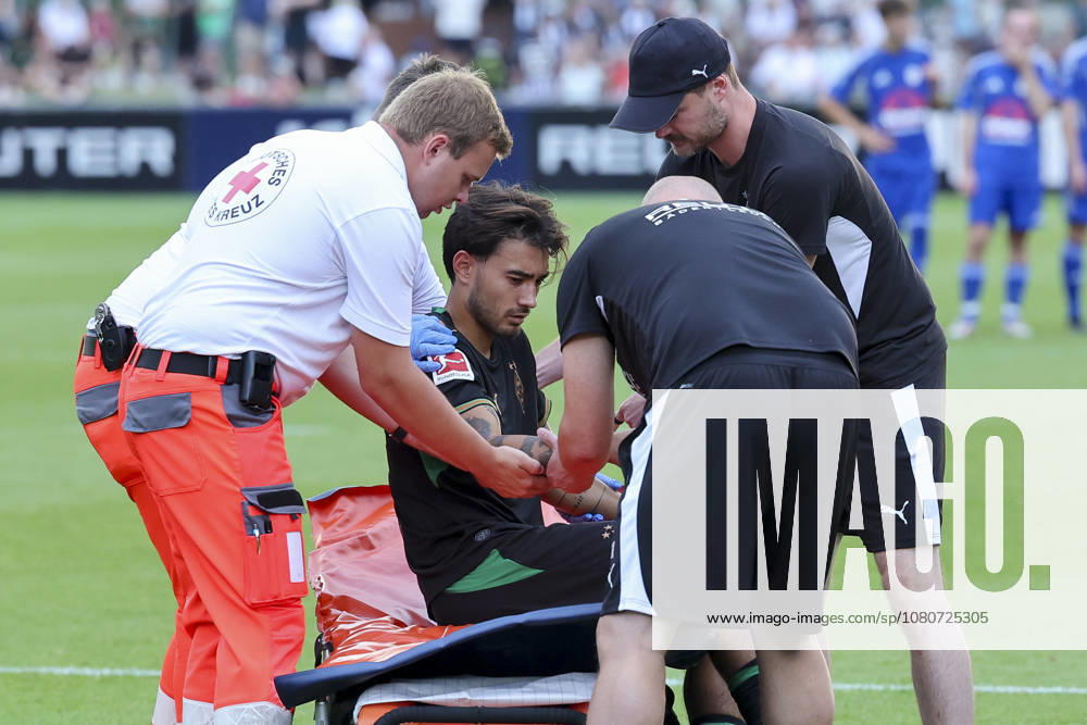 Jens Castrop (Borussia Moenchengladbach) sitzt verletzt auf einer Trage und wird anschliessend in ein Krankenhaus gebracht waehrend des Freundschaftsspiels zwischen dem FC Rottach-Egern und Borussia Moenchengladbach, Stadion Birkenmoos am 05. August 2026 in Rottach-Egern, Deutschland. (Foto von Marco Steinbrenner DeFodi Images) +++ Jens Castrop (Borussia Moenchengladbach) is sitting on a stretcher, injured, and is then taken to hospital during the Friendly match between FC Rottach-Egern and Borussia Moenchengladbach at Stadion Birkenmoos on August 5, 2026 in Rottach-Egern, Germany. (Photo by Marco Steinbrenner DeFodi Images) (Photo by Marco Steinbrenner DeFodi Images) -