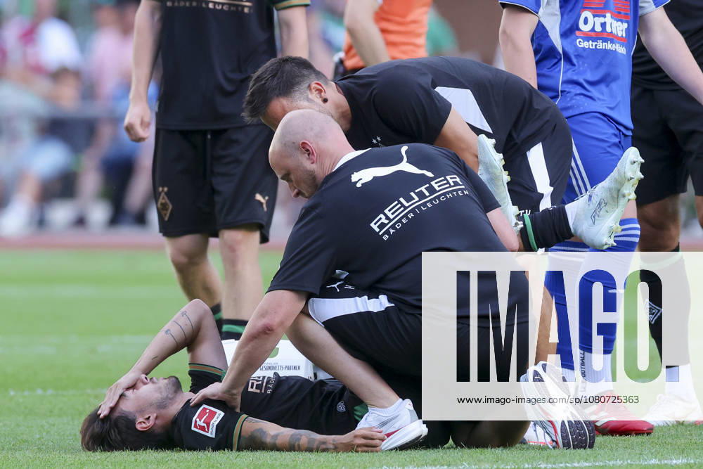 Jens Castrop (Borussia Moenchengladbach) liegt verletzt auf dem Rasen und wird anschliessen in ein Krankenhaus gebracht waehrend des Freundschaftsspiels zwischen dem FC Rottach-Egern und Borussia Moenchengladbach, Stadion Birkenmoos am 05. August 2026 in Rottach-Egern, Deutschland. (Foto von Marco Steinbrenner DeFodi Images) +++ Jens Castrop (Borussia Moenchengladbach) is lying injured on the pitch and will subsequently be taken to hospital during the Friendly match between FC Rottach-Egern and Borussia Moenchengladbach at Stadion Birkenmoos on August 5, 2026 in Rottach-Egern, Germany. (Photo by Marco Steinbrenner DeFodi Images) (Photo by Marco Steinbrenner DeFodi Images) -