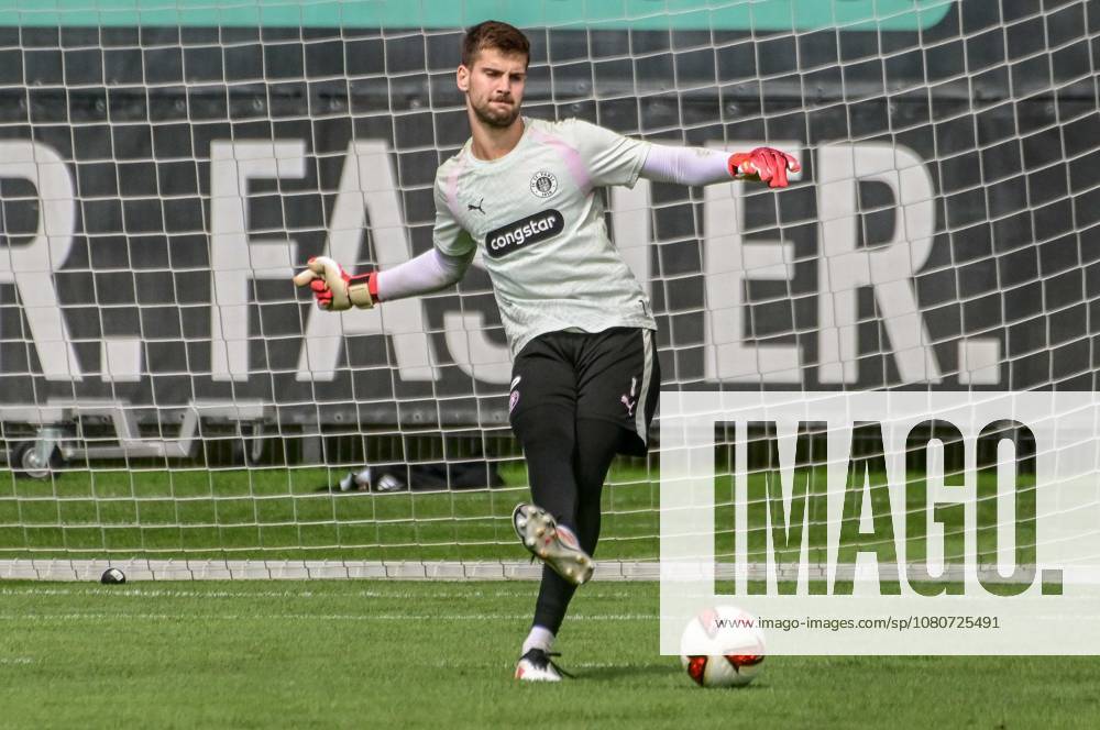 Ben Voll ( Pauli ) am Ball Deutschland , Hamburg , Trainingsgelände an der Kollaustrasse , Fussball , 2. Bundesliga , FC St Pauli