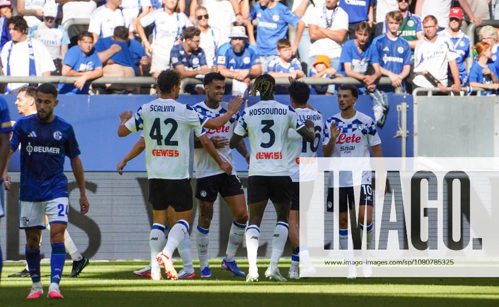 Deutschland: Fussball Testspiel Vereine 2026 2027, Freundschaftsspiel FC Schalke 04 vs Atalanta BC VELTINS-Arena (Gelsenkirchen): Tor und Torjubel zum Lazar Samardžić Lazar Samardzic (Atalanta, 10)