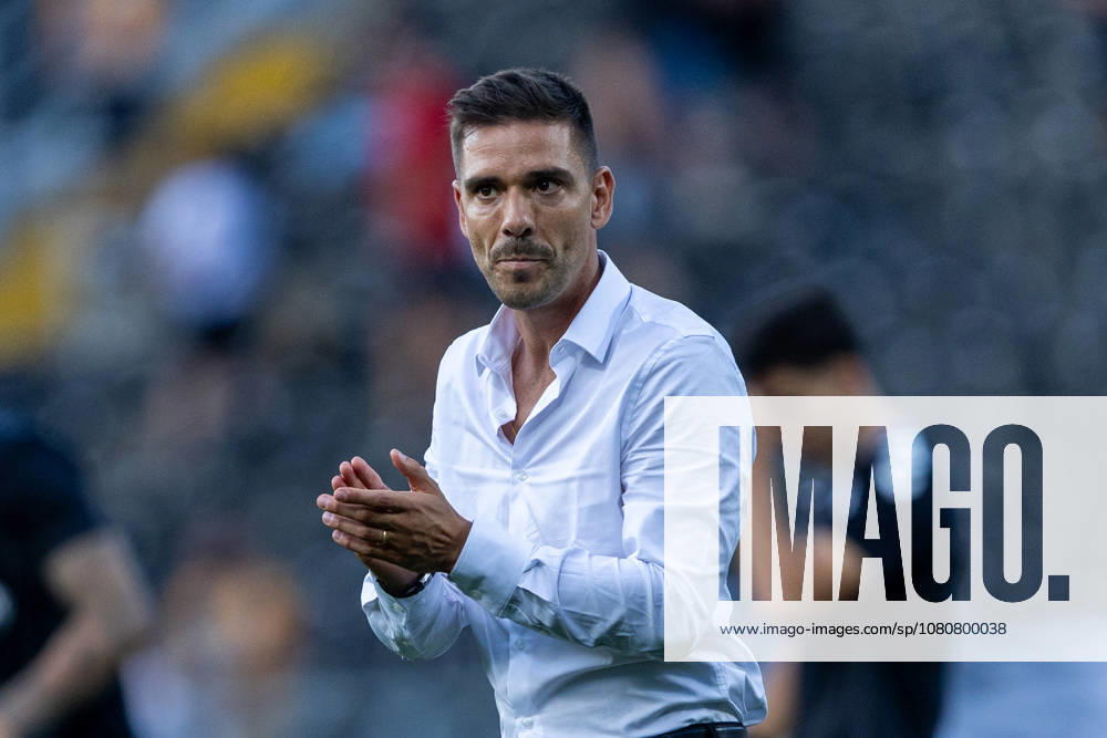 Vitoria SC V FC Arouca - Liga Portugal Betclic Tiago Margarido, head coach of Vitoria SC, is seen thanking fans during the Vitoria SC versus FC Arouca match for the Liga Portugal Betclic 2026 27 season at Estadio Dom Afonso Henriques in Guimaraes, Portugal, on August 8, 2026. Guimaraes Portugal