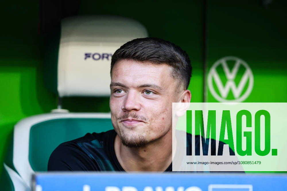 Dzenan Pejcinovic (VfL Wolfsburg,17) sitzt auf der Ersatzbank - 2. Fußball Bundesliga Saison 2026-2027 VfL Wolfsburg vs 1. FC Kaiserslautern in der Volkswagen Arena in Wolfsburg - Fußball,Mann,Männer,Deutschland