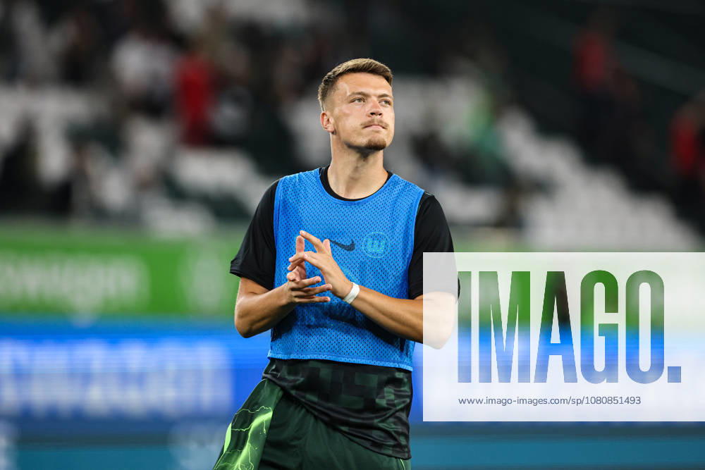 Dzenan Pejcinovic (VfL Wolfsburg,17) vor dem Fanblock nach dem Spiel - 2. Fußball Bundesliga Saison 2026-2027 VfL Wolfsburg vs 1. FC Kaiserslautern in der Volkswagen Arena in Wolfsburg - Fußball,Mann,Männer,Deutschland