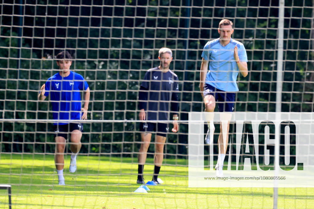 DEU GER, Fussball , 2.Fussballbundesliga, Saison 2026 2027), Sportforum, Hertha BSC, Training Paul Seguin (Hertha BSC Berlin 30), Fitnesstrainer Hendrik Vieth (Hertha BSC) 2. Liga: DFB DFL regulations prohibit any use of photographs as image sequences and or quasi-video) Berlin Sportforum Berlin Deutschland