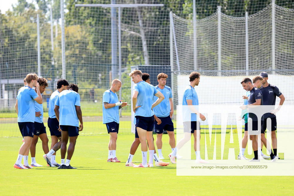 DEU GER, Fussball , 2.Fussballbundesliga, Saison 2026 2027), Sportforum, Hertha BSC, Training Cheftrainer Stefan Leitl (Hertha BSC Berlin), Hertha-Spielerkreis 2. Liga: DFB DFL regulations prohibit any use of photographs as image sequences and or quasi-video) Berlin Sportforum Berlin Deutschland