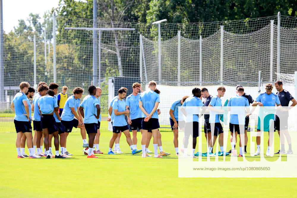 DEU GER, Fussball , 2.Fussballbundesliga, Saison 2026 2027), Sportforum, Hertha BSC, Training Cheftrainer Stefan Leitl (Hertha BSC Berlin), Hertha-Spielerkreis 2. Liga: DFB DFL regulations prohibit any use of photographs as image sequences and or quasi-video) Berlin Sportforum Berlin Deutschland