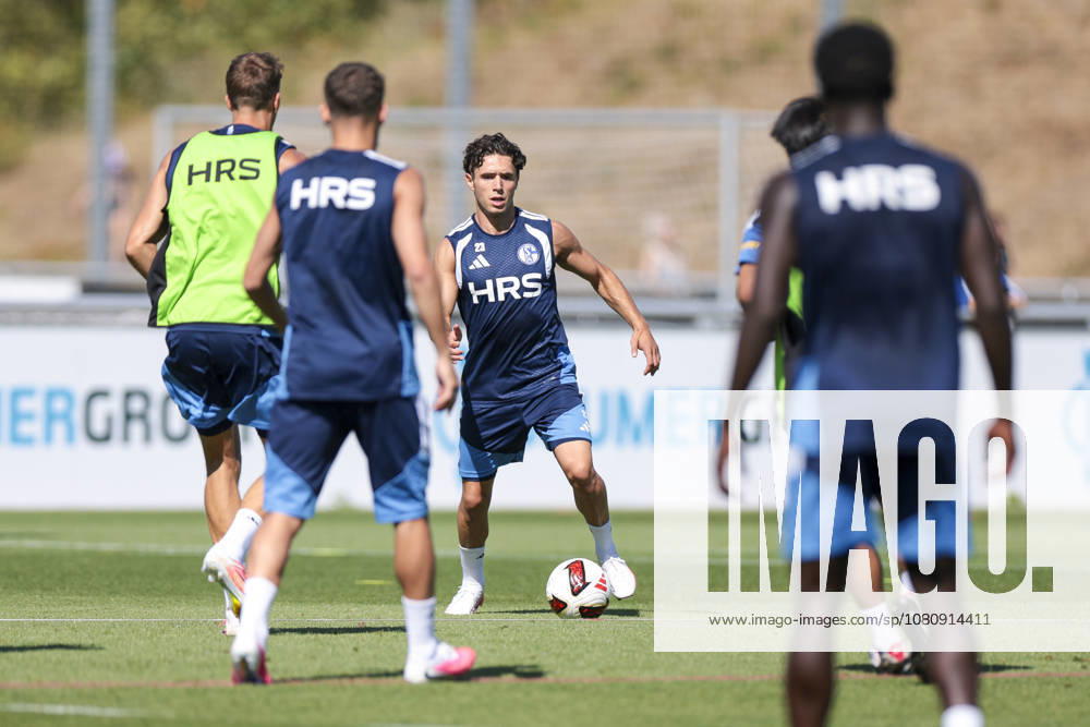 Fussball, Training des FC Schalke 04. Soufiane El-Faouzi (FC Schalke 04). Gelsenkirchen Trainingsgelände FC Schalke 04 NRW Deutschland xRHR-FOTO YYx