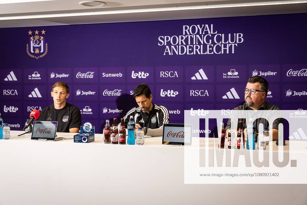 Anderlecht s Danylo Sikan and Anderlecht s head coach Vitor Bruno pictured during a training session of Belgian RSC Anderlecht, Wednesday 12 August 2026 in Brussels, in preparations of the second leg of the third qualifying round for the UEFA Europa League against Greek PAOK. %PHOTOGRAPHER TomxGoyvaerts x183225176x