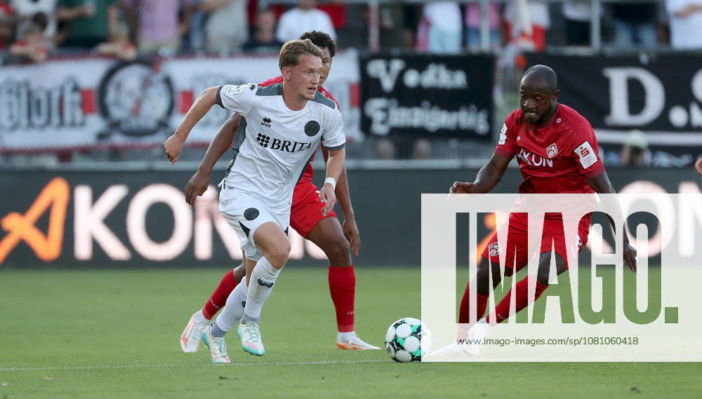 Herren, Fussball, Saison 2026 2027, 3. Liga, 2. Spieltag: FC Wuerzburger Kickers - SV Wehen Wiesbaden v.li.: Fabian Greilinger (SV Wehen Wiesbaden), Liam Omore (FC Wuerzburger Kickers), David Kinsombi (FC Wuerzburger Kickers) Wuerzburg AKON ARENA Bayern Deutschland