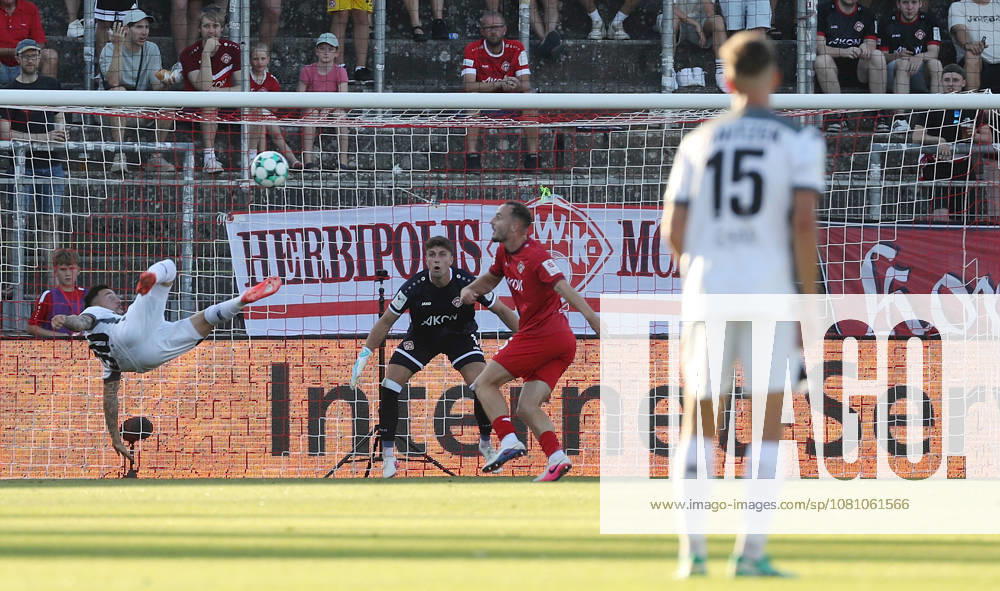 Herren, Fussball, Saison 2026 2027, 3. Liga, 2. Spieltag: FC Wuerzburger Kickers - SV Wehen Wiesbaden v.li.: Sinan Karweina (SV Wehen Wiesbaden), Johann Hipper (FC Wuerzburger Kickers), Leo Eberle (FC Wuerzburger Kickers), Justin Janitzek (SV Wehen Wiesbaden) Wuerzburg AKON ARENA Bayern Deutschland