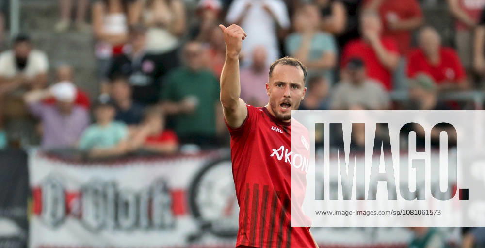 Herren, Fussball, Saison 2026 2027, 3. Liga, 2. Spieltag: FC Wuerzburger Kickers - SV Wehen Wiesbaden v.li.: Leo Eberle (FC Wuerzburger Kickers) gibt Anweisungen, gestikuliert, mit den Armen gestikulieren, gives instructions, gesticulate, Einzelbild Wuerzburg AKON ARENA Bayern Deutschland