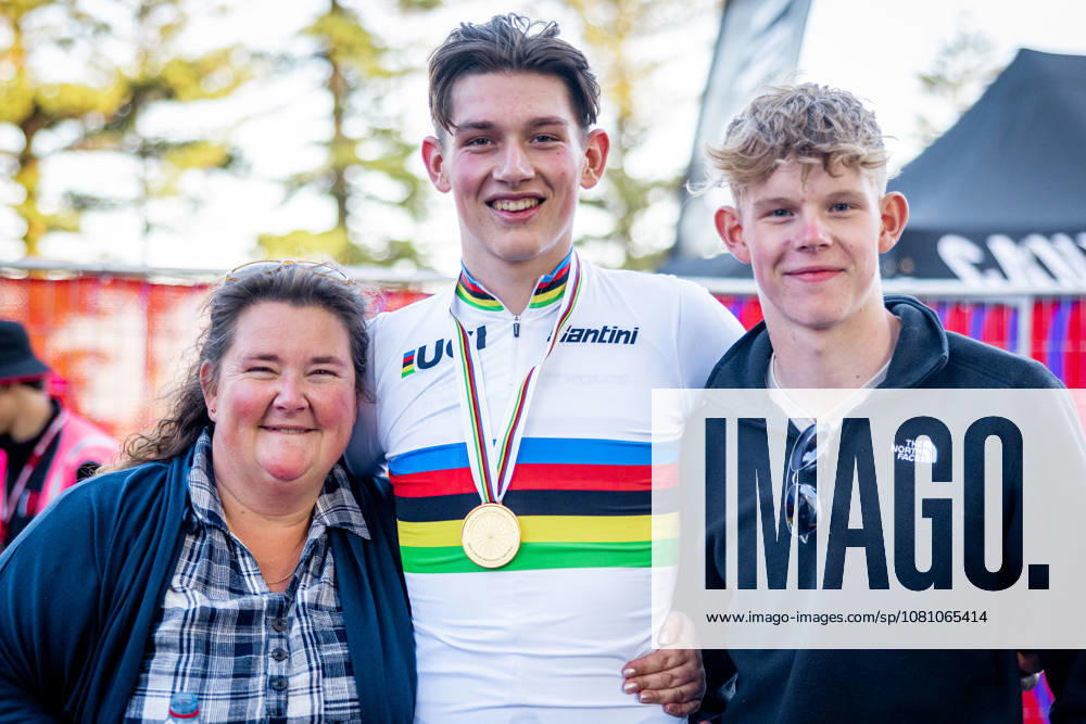 2022 UCI Road World Championships Picture by Alex Whitehead - 20 09 2022 - Cycling - 2022 UCI Road World Championships - Wollongong, New South Wales, Australia - Men Junior Individual Time Trial - Joshua Tarling of Great Britain with his mother Dawn and brother Finlay (right) after taking the victory Wollongong Australia