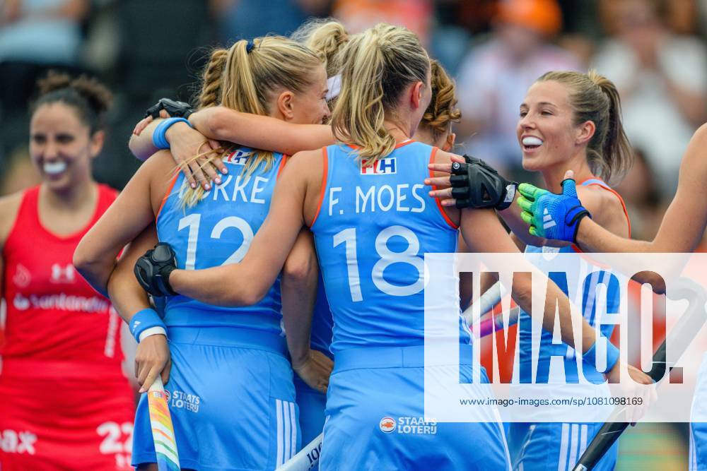 AMSTELVEEN, 15-08-2026, Wagener Stadion, FIH Hockey World Cup 2026 Women, 2026. Luna Fokke, Freeke Moes and Xan de Waard celebrating the goal scored during the game Netherlands - Chile (women). Netherlands - Chile (women) x205735240x