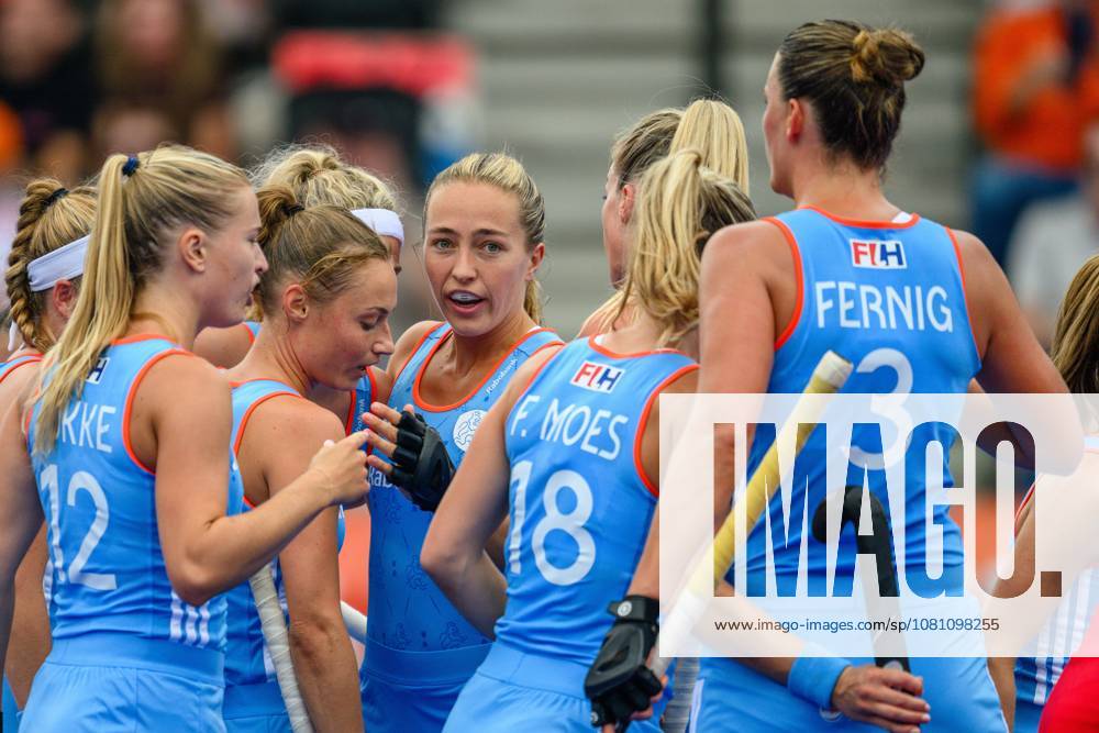 AMSTELVEEN, 15-08-2026, Wagener Stadion, FIH Hockey World Cup 2026 Women, 2026. Marijn Veen and Renee van Laarhoven celebrating the goal scored during the game Netherlands - Chile (women). Netherlands - Chile (women) x205735265x