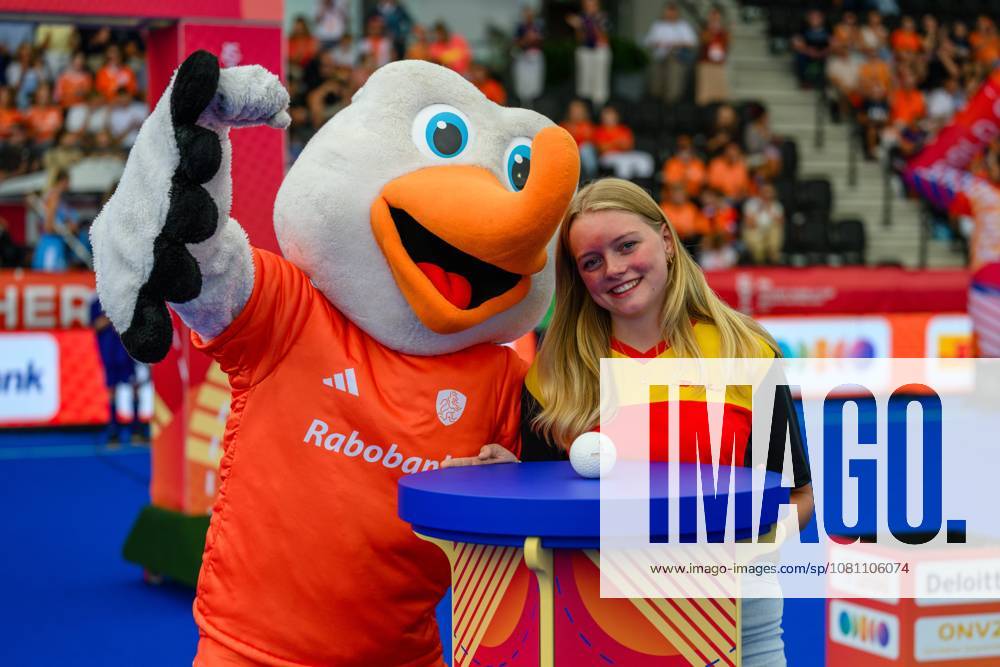 AMSTELVEEN, 15-08-2026, Wagener Stadion, FIH Hockey World Cup 2026 Women, 2026. Mascot Stockey during the openings ceremony before the game Netherlands - Chile (women). Netherlands - Chile (women) x205740003x