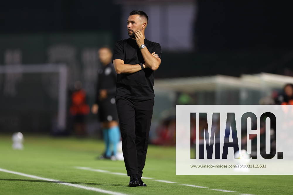 VILA DO CONDE, PORTUGAL - AUGUST 15: Francesco Farioli of FC Porto gives instructions from the sideline during the Liga Portugal Betclic 2026 27 match between Rio Ave and FC Porto at Estadio dos Arcos on August 15, 2026 in Vila do Conde, Portugal. Vila Do Conde Portugal - ZUMAe141 20260815_zsp_e141_019