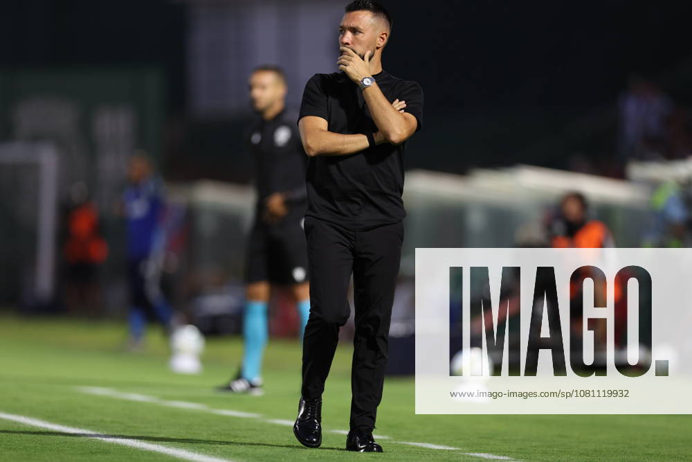 VILA DO CONDE, PORTUGAL - AUGUST 15: Francesco Farioli of FC Porto gives instructions from the sideline during the Liga Portugal Betclic 2026 27 match between Rio Ave and FC Porto at Estadio dos Arcos on August 15, 2026 in Vila do Conde, Portugal. Vila Do Conde Portugal - ZUMAe141 20260815_zsp_e141_022