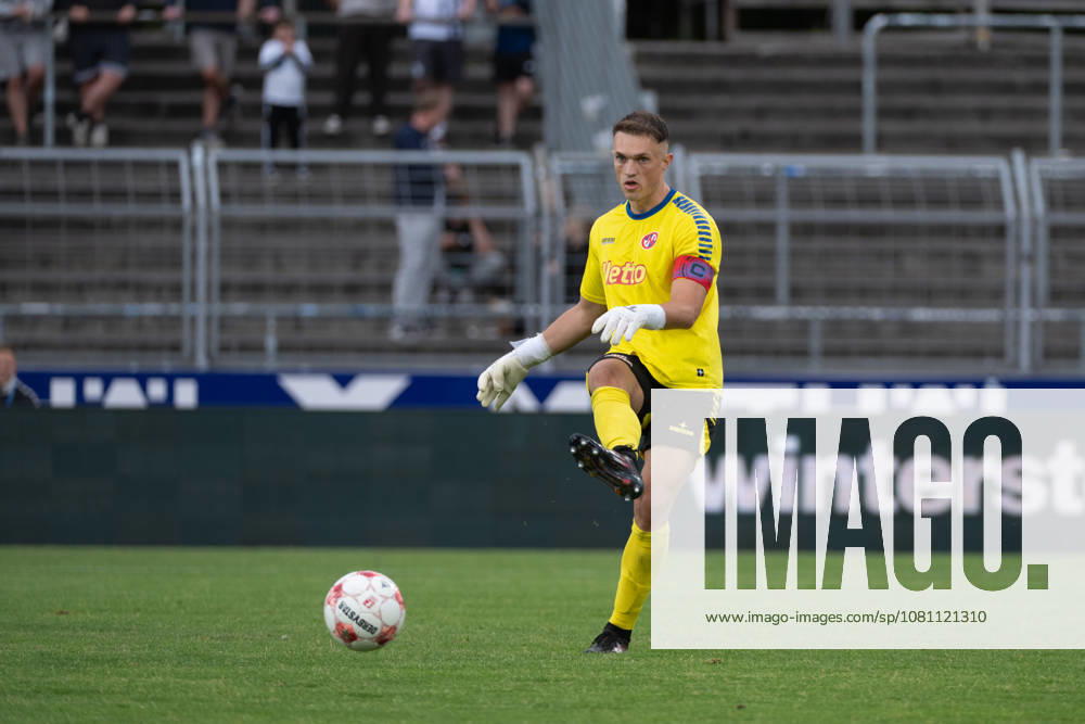GER, Fussball, Regionalliga Nord, 4.Spieltag, Saison 2026 2027, Oldenburg, Marschwegstadion, VfB Oldenburg vs FC Eintracht Norderstedt verletzte sich leider in den Schlussminuten Lars HUXSOHL ( FC Eintracht Norderstedt 1 ) Oldenburg Marschwegstadion Niedersachsen Deutschland