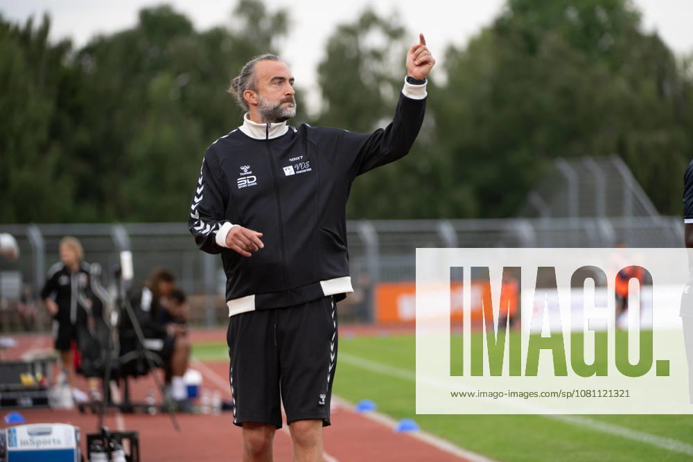 GER, Fussball, Regionalliga Nord, 4.Spieltag, Saison 2026 2027, Oldenburg, Marschwegstadion, VfB Oldenburg vs FC Eintracht Norderstedt Dario FOSSI ( VfB Oldenburg Trainer Coach ) an der Seite Oldenburg Marschwegstadion Niedersachsen Deutschland