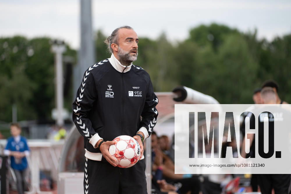 GER, Fussball, Regionalliga Nord, 4.Spieltag, Saison 2026 2027, Oldenburg, Marschwegstadion, VfB Oldenburg vs FC Eintracht Norderstedt mit dem Ball in der Hand Dario FOSSI ( VfB Oldenburg Trainer Coach ) Oldenburg Marschwegstadion Niedersachsen Deutschland