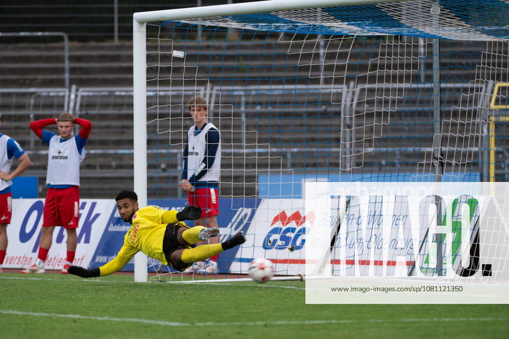 GER, Fussball, Regionalliga Nord, 4.Spieltag, Saison 2026 2027, Oldenburg, Marschwegstadion, VfB Oldenburg vs FC Eintracht Norderstedt Der Ball von Mats FACKLAM( VfB Oldenburg 29 ) auf dem Weg ins Tor (verwandelter Foulelmeter nach Foul von Lars HUXSOHL ( FC Eintracht Norderstedt 1 ) an Louis HAJDINAJ ( VfB Oldenburg 23 )) Oldenburg Marschwegstadion Niedersachsen Deutschland