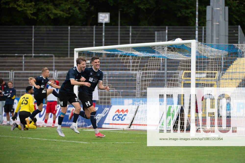 GER, Fussball, Regionalliga Nord, 4.Spieltag, Saison 2026 2027, Oldenburg, Marschwegstadion, VfB Oldenburg vs FC Eintracht Norderstedt tor 4 zu 1 durch Mats FACKLAM( VfB Oldenburg 29 ) jubel bei Marc SCHRÖDER SCHROEDER ( VfB Oldenburg 20) und Kai PRÖGER PROEGER ( VfB Oldenburg 11 ) im Hintergrund Oldenburg Marschwegstadion Niedersachsen Deutschland