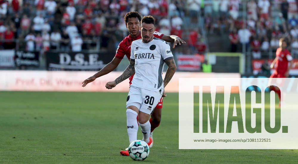 Herren, Fussball, Saison 2026 2027, 3. Liga, 2. Spieltag: FC Wuerzburger Kickers - SV Wehen Wiesbaden v.li.: Liam Omore (FC Wuerzburger Kickers), Sinan Karweina (SV Wehen Wiesbaden) Wuerzburg AKON ARENA Bayern Deutschland