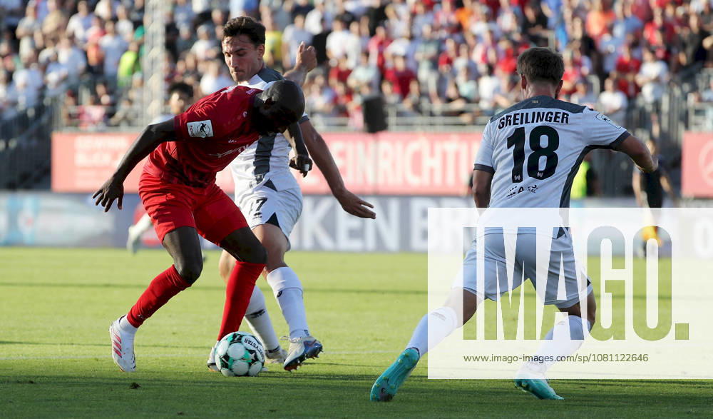 Herren, Fussball, Saison 2026 2027, 3. Liga, 2. Spieltag: FC Wuerzburger Kickers - SV Wehen Wiesbaden v.li.: David Kinsombi (FC Wuerzburger Kickers), David Suarez (SV Wehen Wiesbaden), Fabian Greilinger (SV Wehen Wiesbaden) Wuerzburg AKON ARENA Bayern Deutschland