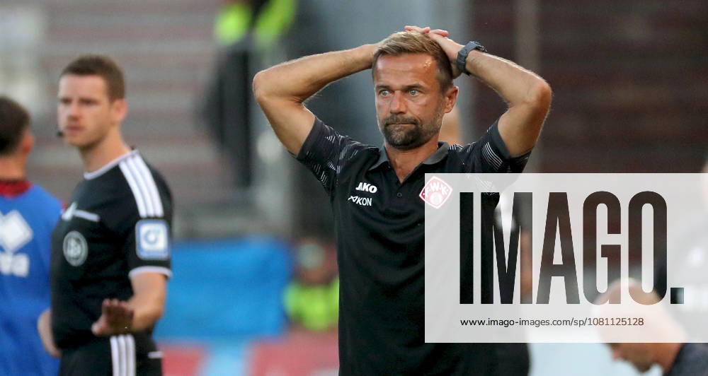 Herren, Fussball, Saison 2026 2027, 3. Liga, 2. Spieltag: FC Wuerzburger Kickers - SV Wehen Wiesbaden v.li.: Trainer Michael Schiele (FC Wuerzburger Kickers) enttaeuscht schauend, Enttaeuschung, disappointed, Einzelbild Wuerzburg AKON ARENA Bayern Deutschland