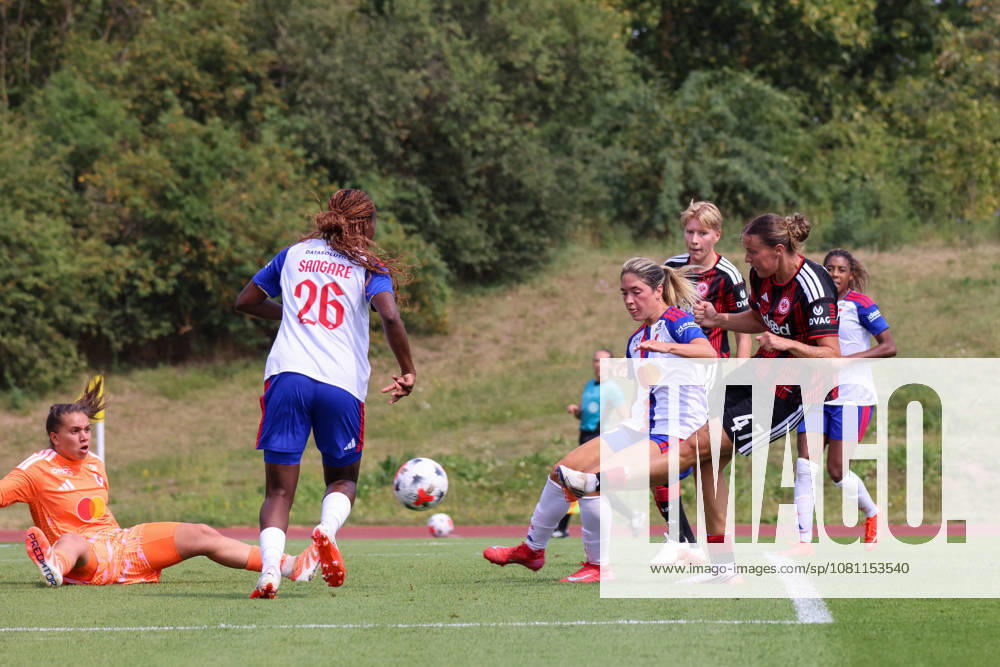 Herzogenaurach, Deutschland: 16.08.2026 - Testspiel - Olympique Lyon Frauen vs. Eintracht Frankfurt Frauen Im Bild: Torschützin Larissa Mühlhaus (SGE), rechts im Bild, macht das Tor zum 1:0 für Frankfurt Torschützin Larissa Mühlhaus (SGE) macht das Tor zum 1:0 für Frankfurt