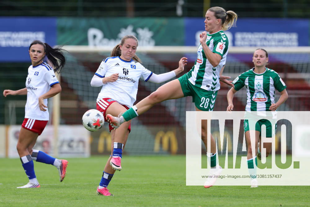 V.li.: Camilla Linberg (Hamburger SV, HSV, 7) und Juliane Wirtz (SV Werder Bremen, 28) im Zweikampf, Duell, Dynamik, Aktion, Action, Spielszene, 16.08.2026, Rotenburg (Wümme) (Deutschland), Fussball, Testspiel Frauen, SV Werder Bremen - Hamburger SV