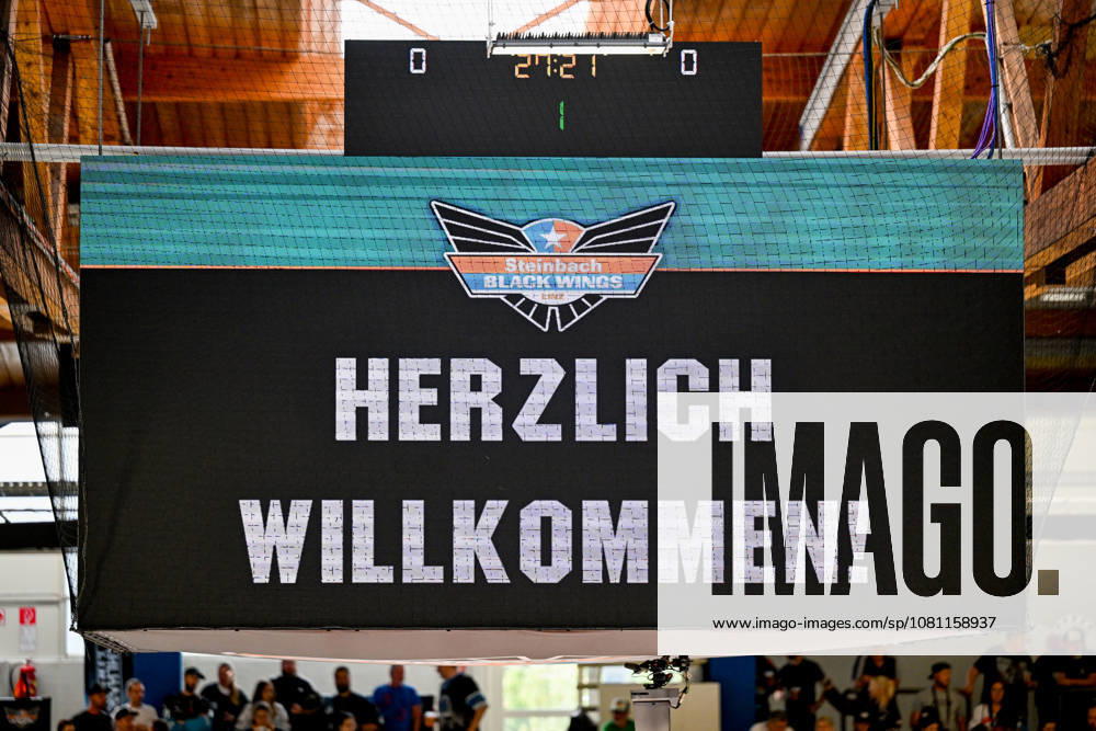 Eishalle Linz, AUT, Eishockey Vorbereitung Testspiel, Black Wings Linz (AUT) vs EHC Red Bull Muenchen (GER), im Bild den Videowuerfel mit Herzlich Willkommen Linz Oberoesterreich Austria