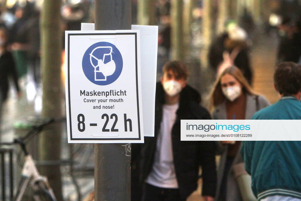 Ein Schild mit Piktogramm und Aufschrift Maskenpflicht von 8 bis 22 Uhr hängt in der Einkaufsstraße und Fußgängerzone Zeil in der Innenstadt von Frankfurt, Hessen, Deutschland