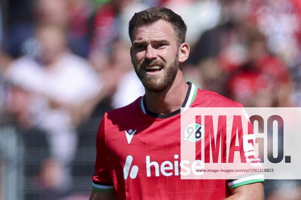 Boris Tomiak (Hannover 96) schaut enttaeuscht waehrend des Spiels der 2. Bundesliga zwischen Hannover 96 und VfL Wolfsburg, Heinz von Heiden Arena am 16. August 2026 in Hannover, Deutschland. (Foto von Marco Steinbrenner DeFodi Images) +++ Boris Tomiak (Hannover 96) looks dejected during the 2nd Bundesliga match between Hannover 96 and VfL Wolfsburg at Heinz von Heiden Arena on August 16, 2026 in Hanover, Germany. (Photo by Marco Steinbrenner DeFodi Images) DFB DFL REGULATIONS PROHIBIT ANY USE OF PHOTOGRAPHS AS IMAGE SEQUENCES AND OR QUASI-VIDEO. (Photo by Marco Steinbrenner DeFodi Images) -