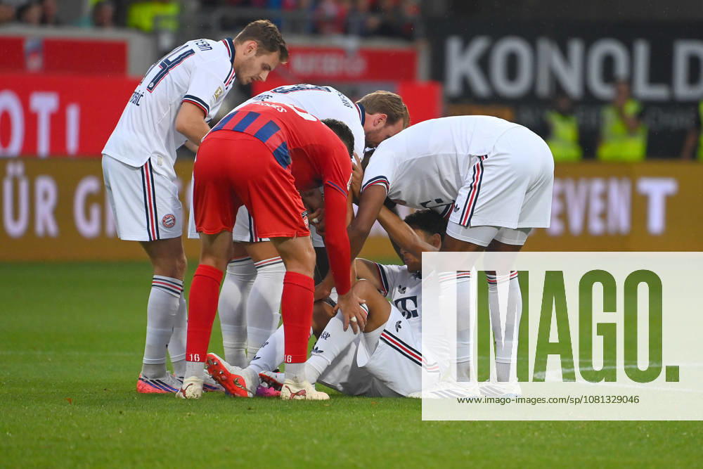Jamal MUSIALA (Bayern Muenchen) bricht erneut zusammen,Ohnmacht, Fussball Testpiel 1.FC Heidenheim - FC Bayern Muenchen am 18.08.2025 , VOITH ARENA.