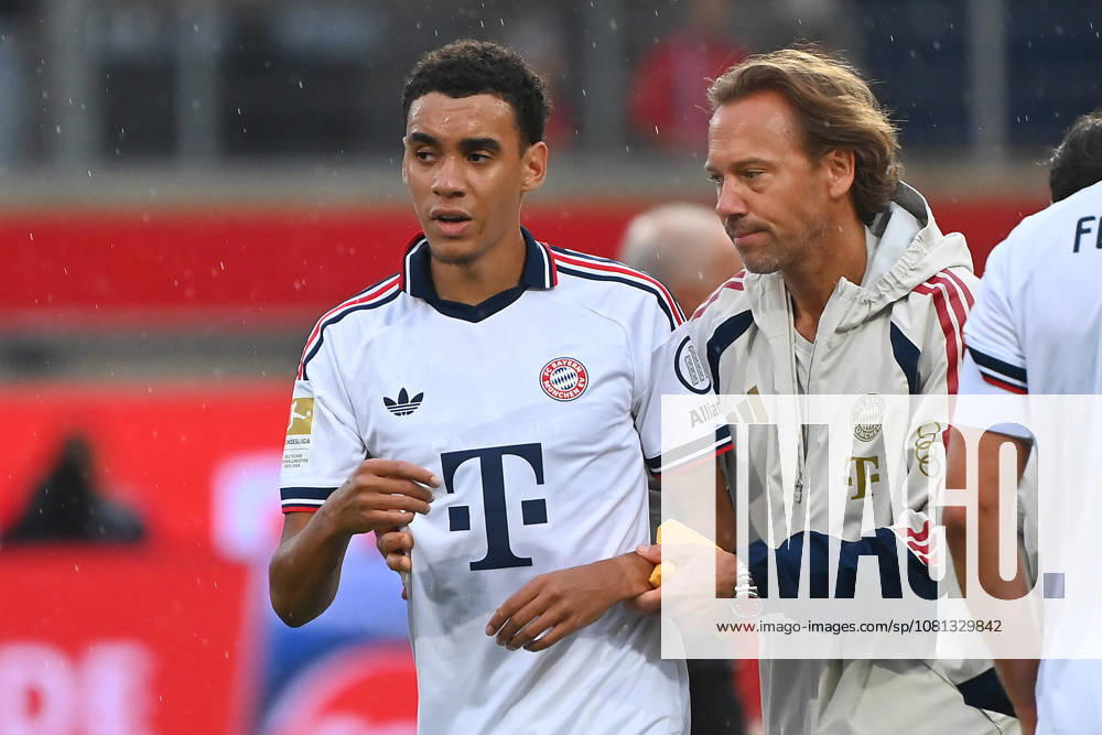 Jamal MUSIALA (Bayern Muenchen) bricht erneut zusammen,Ohnmacht, wird von Dr.Peter UEBLACKER (Mannschaftsarzt FCB) vom Platz gefuehrt, Fussball Testpiel 1.FC Heidenheim - FC Bayern Muenchen 2-5 am 18.08.2025 , VOITH ARENA.