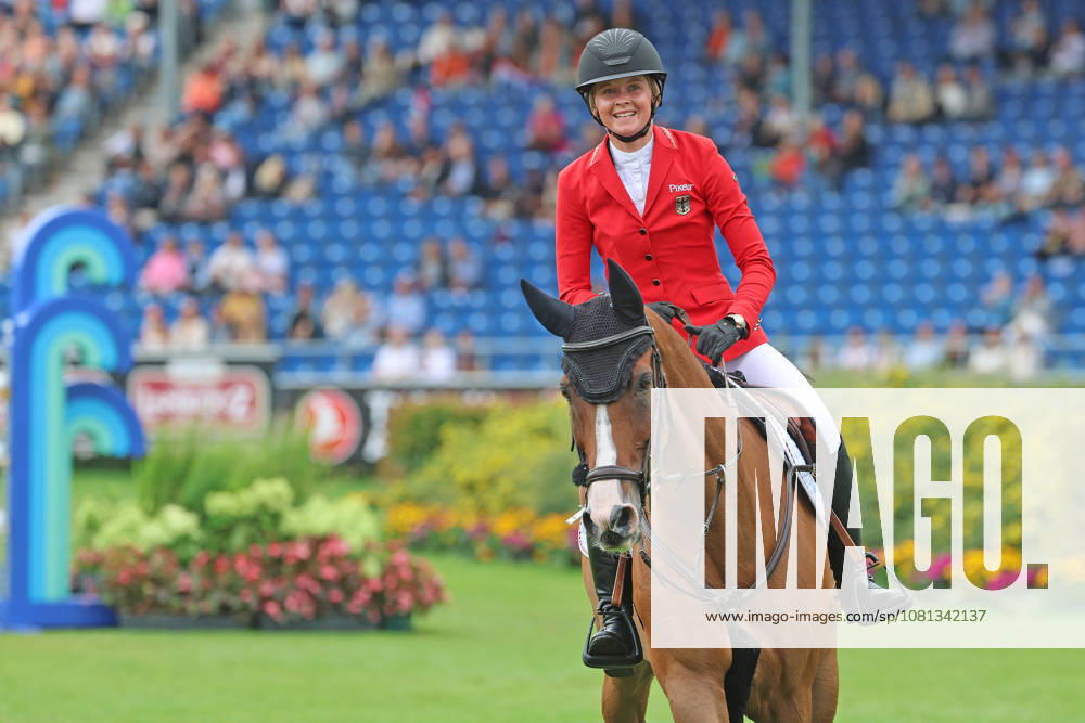 Sophie Hinners (GER, Deutschland) mit Pferd Iron Dames Singclair mit perfekten Ritt, 0 Fehler und zwischenzeitige Führung im 1 Springen der WM, Jubel, Emotion, Winken zu den Fans , Springen, FEI Jumping World Championship, WM, Weltmeisterschaft , Turkish Airlines-Prize, Einzel und Teamwertung, Jumping , AACHEN - FEI World Championships 2026, Weltfest des Pferdesports, Reitsport Weltmeisterschaft 2026, Aachen 2026, Welcome Home 2026, Aachener Soers, 11. bis 23. August 2026, Reitsport, 19.08.2026, Aachen Aachener Soers Deutschland